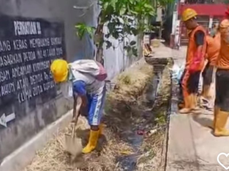 Tim Dinas PU Makassar melakukan normalisasi saluran drainase di Jalan Tinumbu Lr 165.