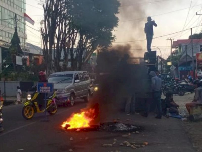Mahasiswa berunjuk rasa di depan PN Makale menolak eksekusi rumah adat Toraja. 