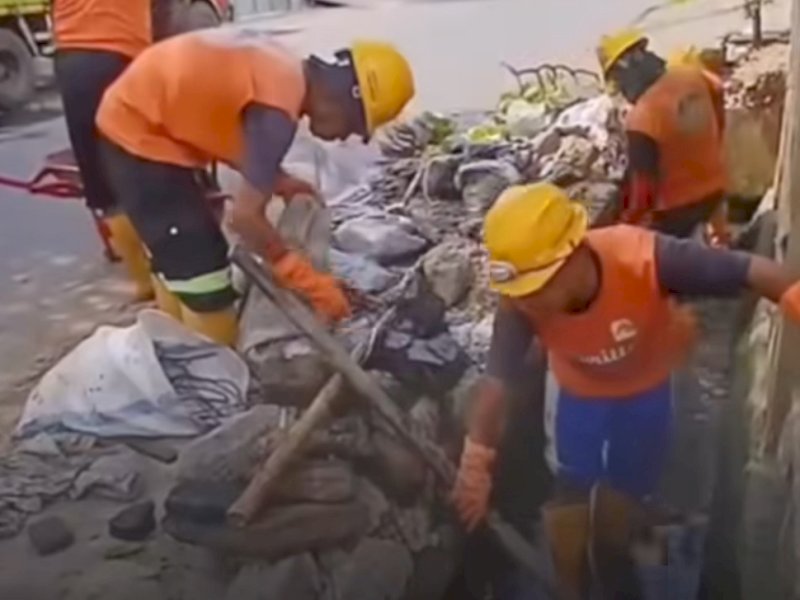 Satgas Drainase Dinas PU Makassar melakukan normalisasi di Jalan Beruang. 