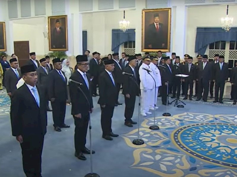 25 Pejabat dilantik di Istana Negara.