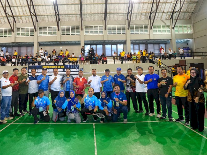 Gubernur Sulawesi Selatan, Andi Sudirman Sulaiman secara resmi membuka Gubernur Badminton Cup 2025.