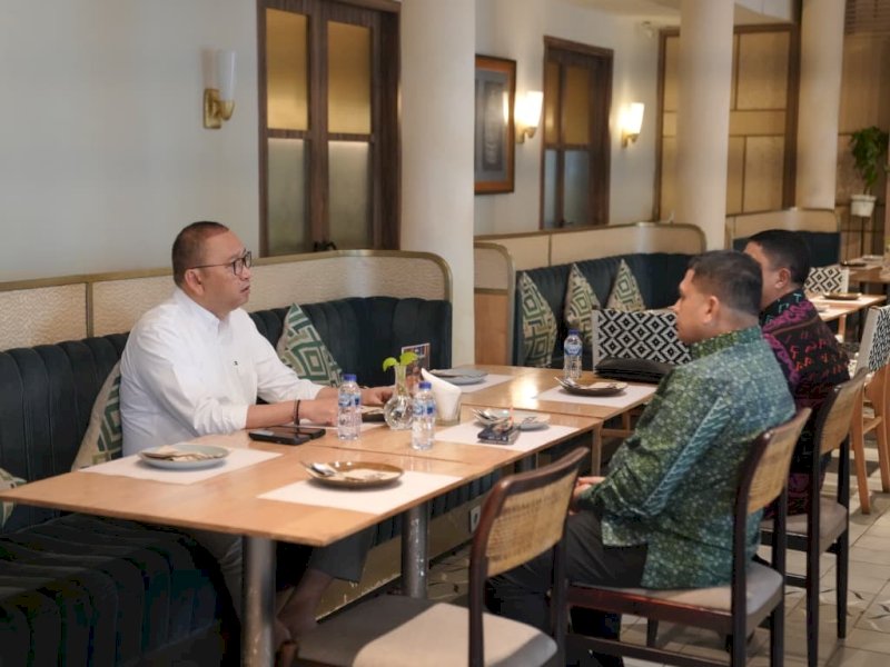 Wali Kota Makassar Munafri Arifuddin bertemu Sekretaris Jenderal Kementerian Sosial Robben Rico. 