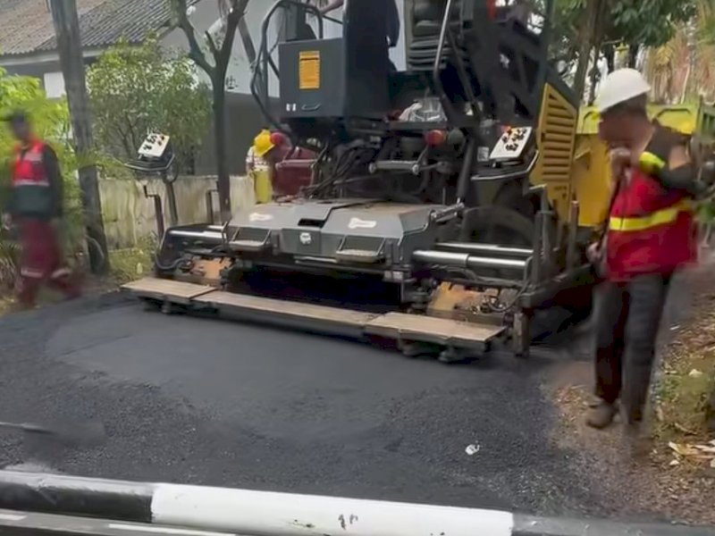 Satgas BJJ Dinas PU Makassar melakukan pengaspalan di Jl Kehutanan dan Perkebunan. 
