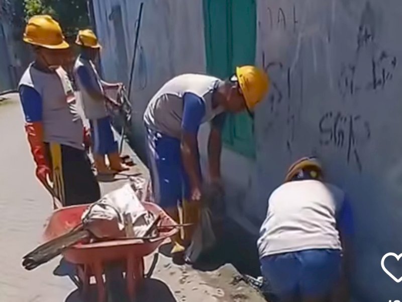 Satgas melakukan normalisasi drainase di Jalan Layya. 