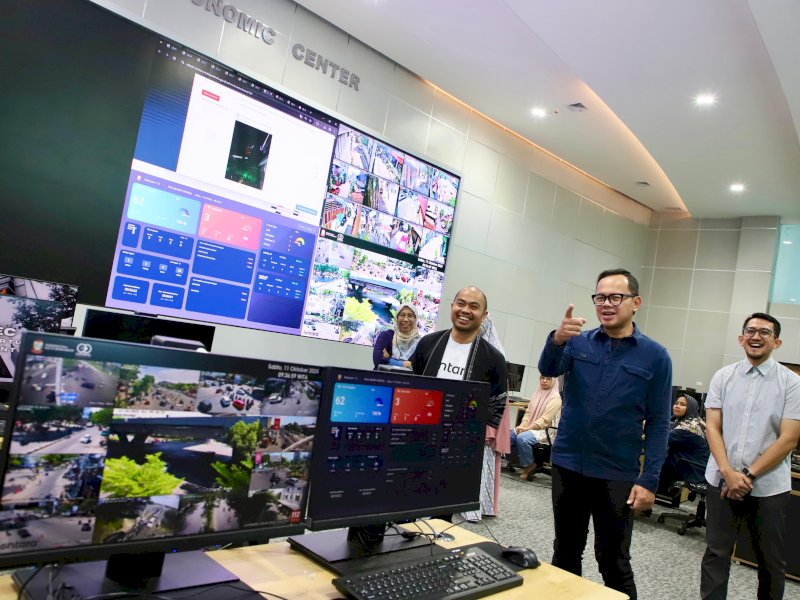 Wakil Menteri Dalam Negeri, Bima Arya Sugiarto berkunjung ke Command Center Kota Makassar. 
