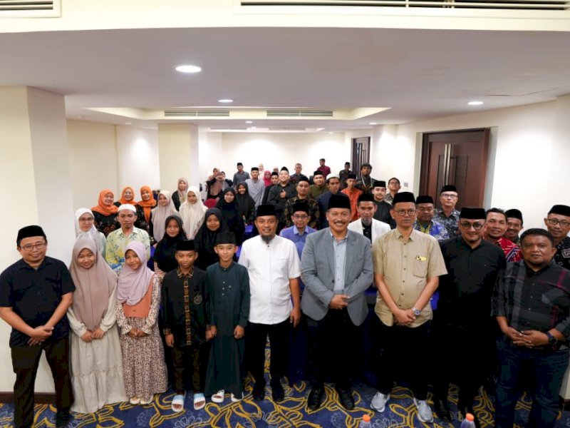 Gubernur Sulawesi Selatan Andi Sudirman Sulaiman melepas kafilah  Sulsel ke ajang Seleksi Tilawatil Qur&rsquo;an dan Hadist (STQH) Nasional. 