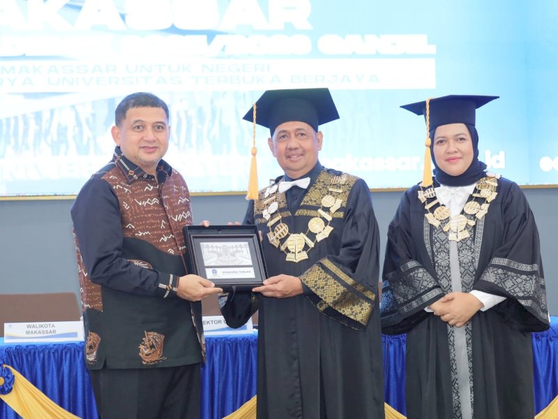 Wali Kota Makassar Munafri Arifuddin menghadiri Wisuda Daerah Universitas Terbuka Makassar yang digelar di Convention Hall Universitas Terbuka, Jalan Perintis Kemerdekaan. 