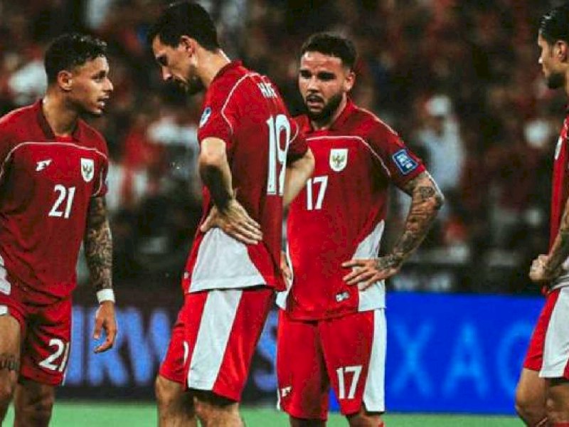 Pemain Timnas Indonesia tertunduk usai dikalahkan Irak dan gagal ke Piala Dunia 2026. (int) 