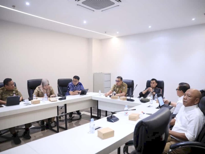 Rapat pembahasan rencana pembangunan Stadion Untia. 