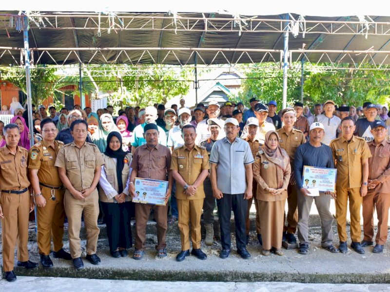 Bupati Bone Andi Asman Sulaiman menyerahkan BLT kepada petani tembakau. 