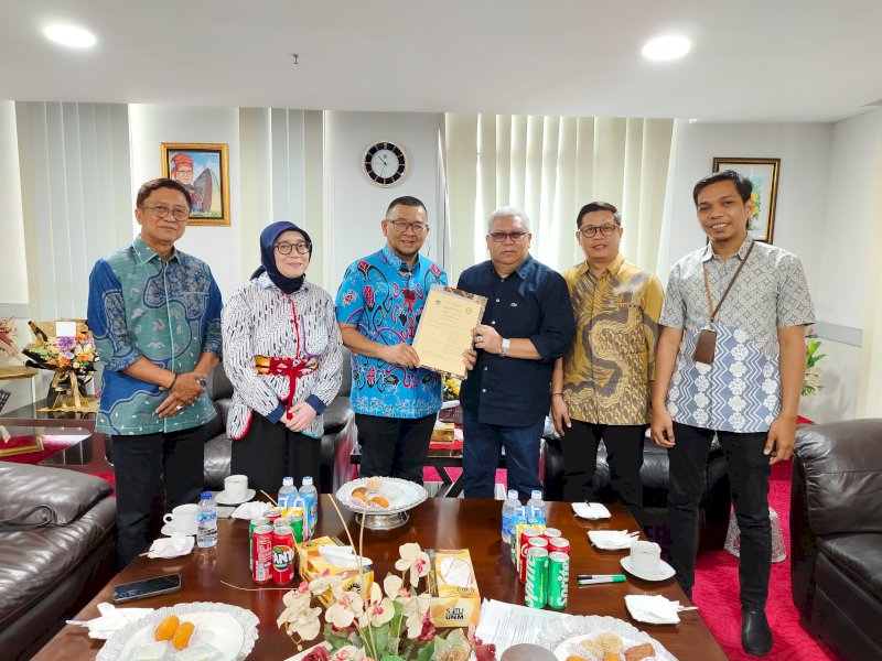 Komisioner KPID) Sulawesi Selatan Rektor UMN Karta Jayadi usai melakukan penandatanganan MoU. 