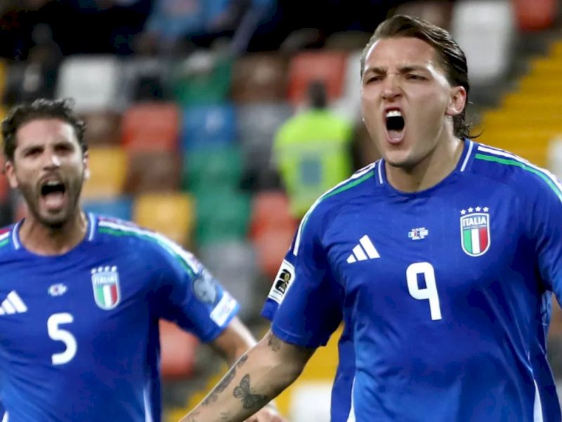Pemain Italia melakukan selebrasi usai menjebol gawang Israel. (int) 