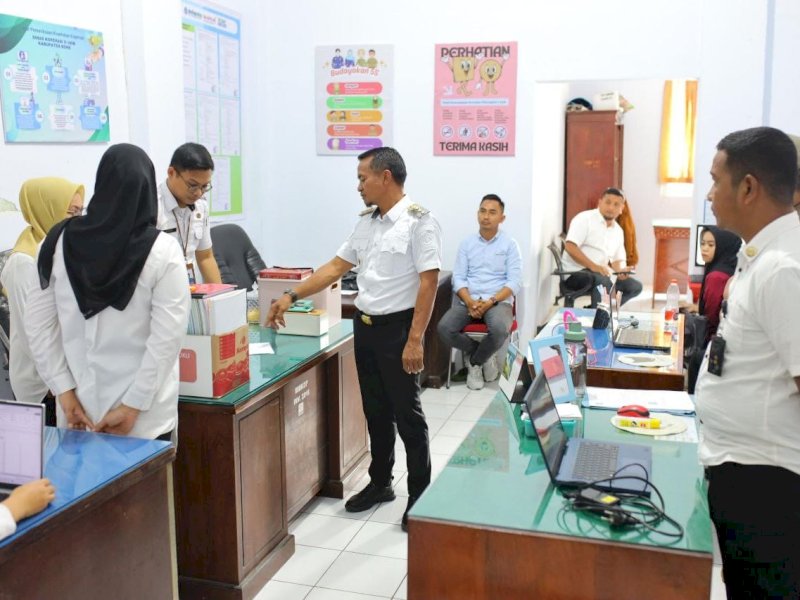 Bupati Bone Andi Asman Sulaiman melakukan inspeksi mendadak (sidak) ke Kantor Dinas Koperasi (Diskop) dan Usaha Mikro Kecil Menengah (UMKM). 