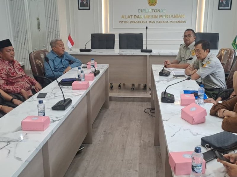 Komisi II DPRD Wajo, bersama jajaran Dinas Pertanian dan Ketahanan Pangan Kabupaten Wajo, melakukan konsultasi dan koordinasi ke Direktorat Alat dan Mesin Pertanian, Ditjen Prasarana dan Sarana Pertanian Kementan RI. 