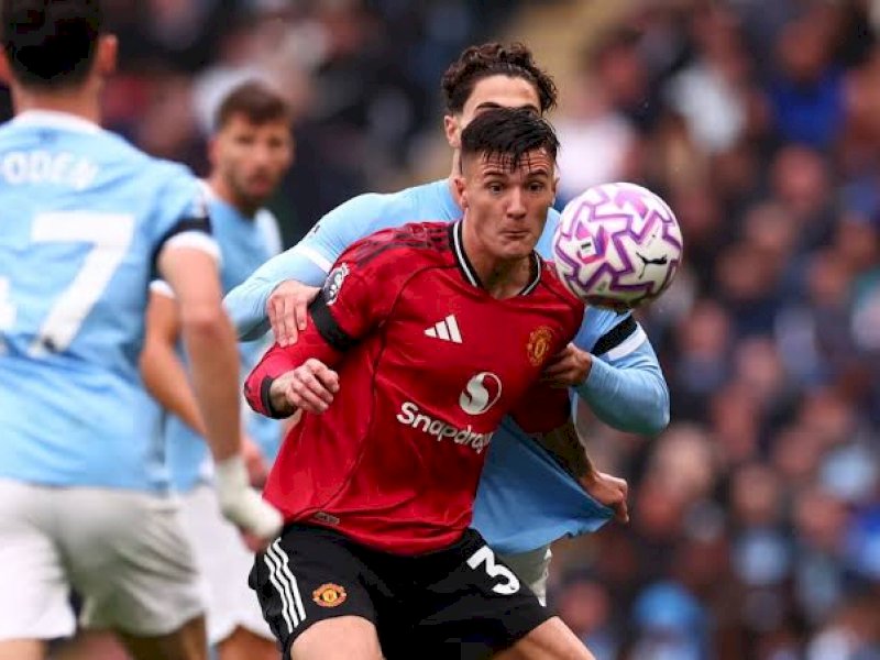 Benjamin Sesko dikawal pemain Manchester City. (int) 