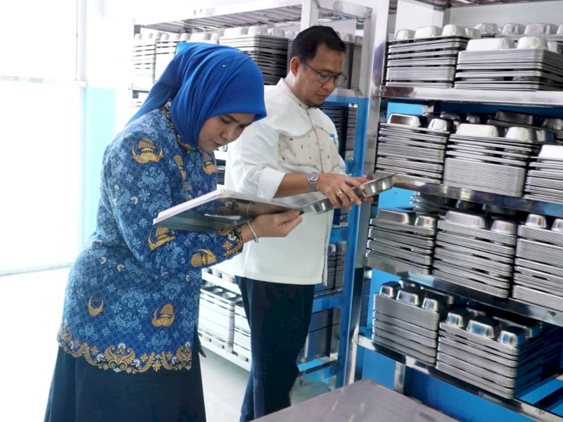 Wakil Wali Kota Makassar Aliyah Mustika Ilham meninjau dapur Makan Bergizi Gratis (MBG) di Dapur Losari 99. 