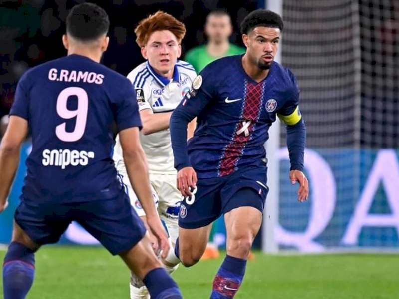 Pemain PSG menggiring bola dibayangi pemain Strasbourg. (int) 