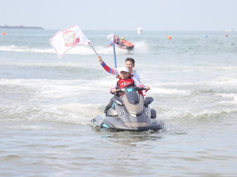 Wali Kota Makassar Munafri Arifuddin menjajal jetski di Pantai Tanjung Bunga. 