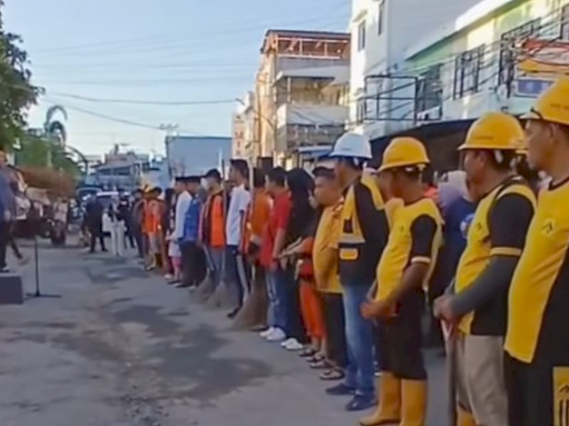 Wali Kota Makassar Munafri Arifuddin memimpin apel sebelum aksi Jumat Bersih. 