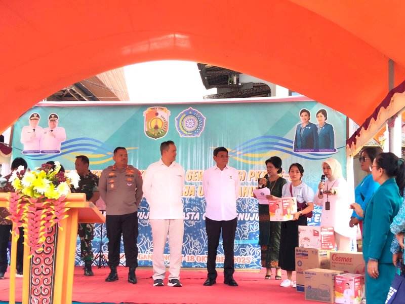 Suasana pembagian doorprize di acara HKG PKK Toraja Utara. 