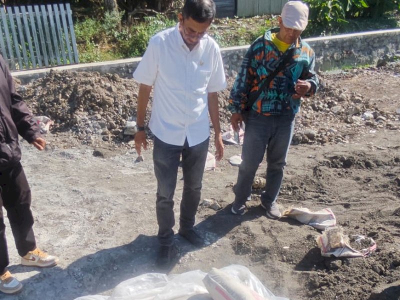 Anggota Komisi III DPRD Wajo meninjau proyek pembangunan jalan ruas Lajokka-Macero Kabupaten Wajo. 