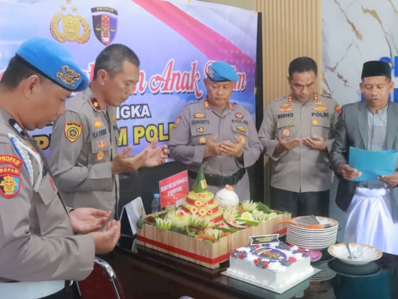 Polres Wajo menggelar kegiatan bakti sosial dengan memberikan santunan kepada anak yatim. 