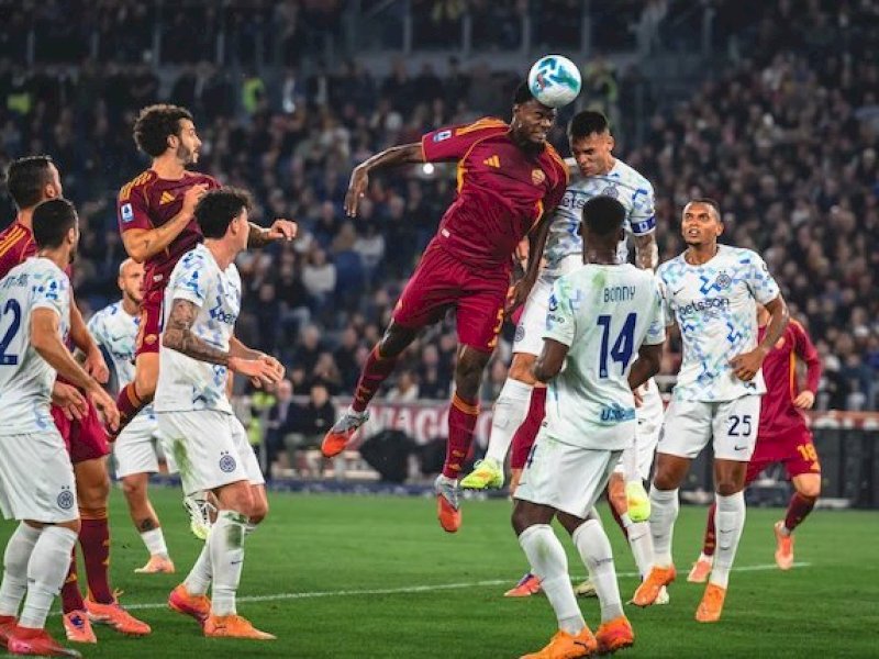 Pemain Inter Milan dan Roma berebut bola udara. 