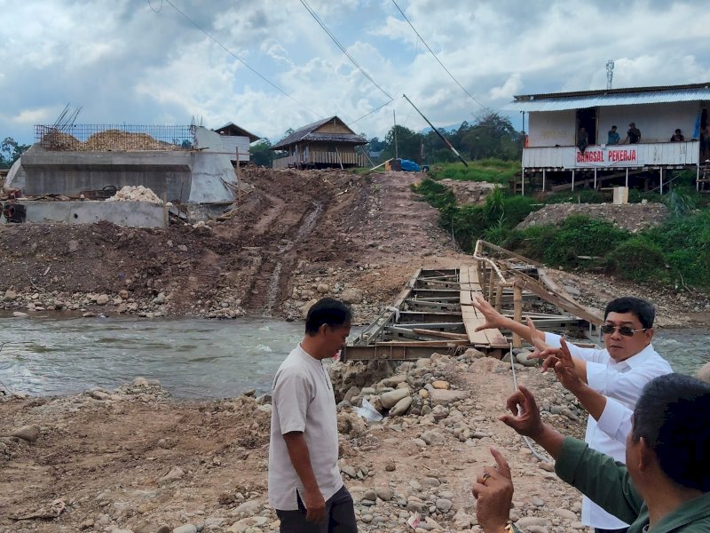 Bupati Toraja Utara Frederik Victor Palimbong meninjau proyek jembatan di Objek Wisata Ne' Gandeng, Pangli. 