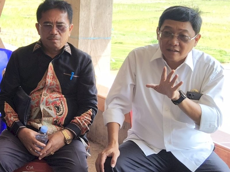 Bupati Torut Frederik Viktor Palimbong (kanan) 