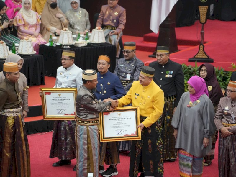 Pemkot Makassar berhasil memborong tiga penghargaan bergengsi di HUT Sulsel. 