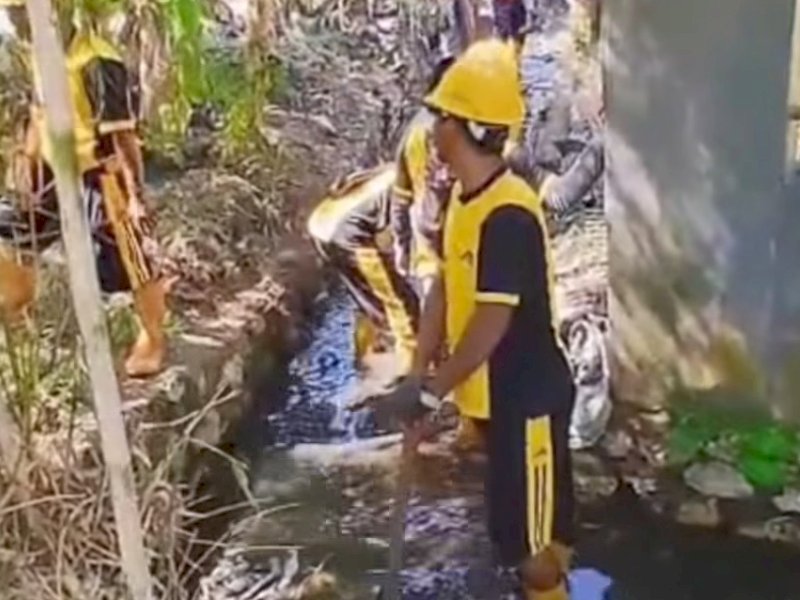 Satgas Drainase Dinas PU Makassar mengangkat sedimen di Jalan Al Biruni. 