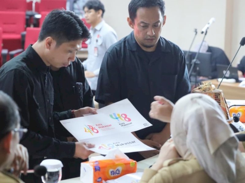 Panitia menyeleksi karya para peserta lomba desain logo HUT ke418 Kota Makassar. 