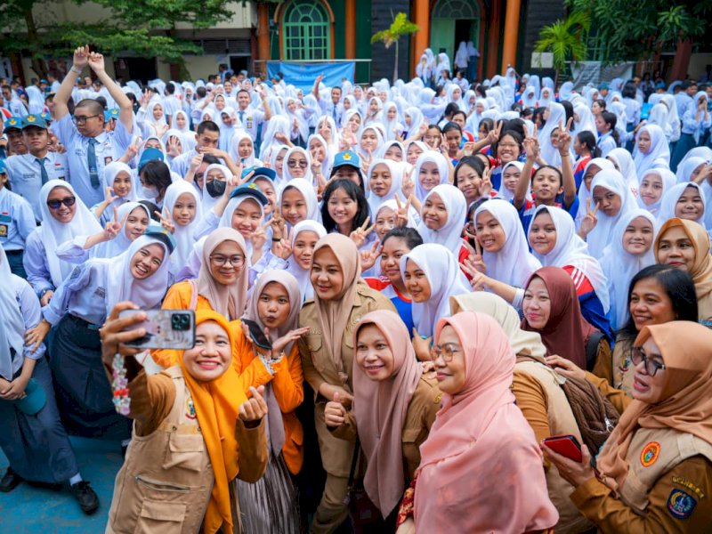 Wakil Gubernur Sulawesi Selatan Fatmawati Rusdi berfoto bersama siswa SMA Negeri 11 Makassar. 