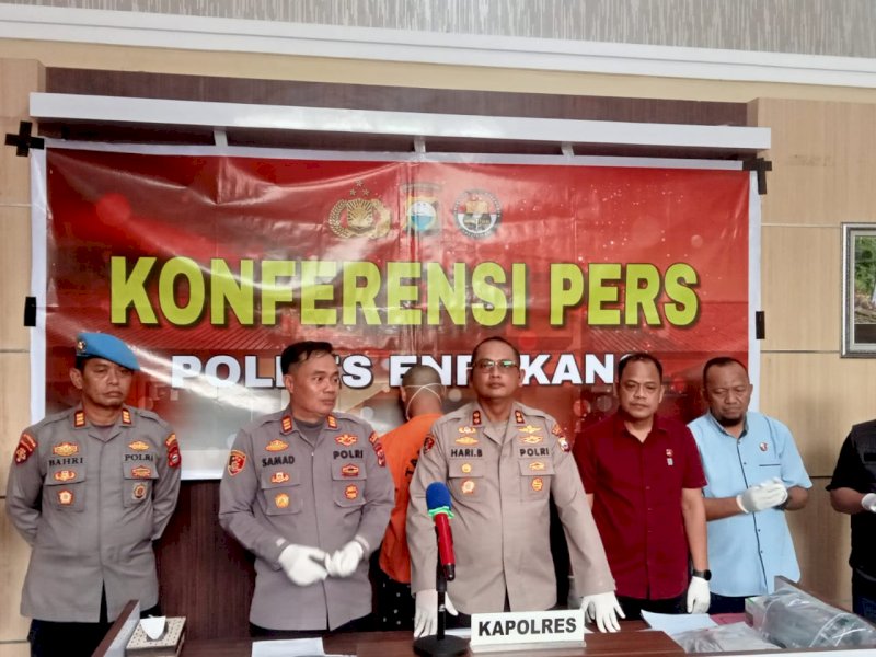 Kapolres Enrekang AKBP Hari Budiyanto memberi keterangan pers terkait kasus pembunuhan. 
