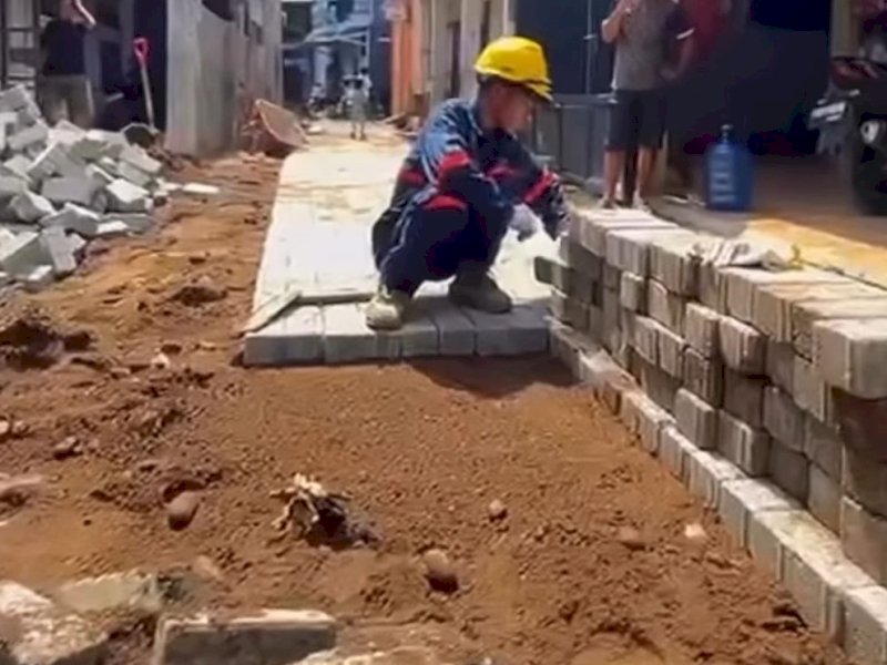 Dinas Pekerjaan Umum Kota Makassar melaksanakan kegiatan pemasangan paving blok di Jl. Pettarani 2Q.