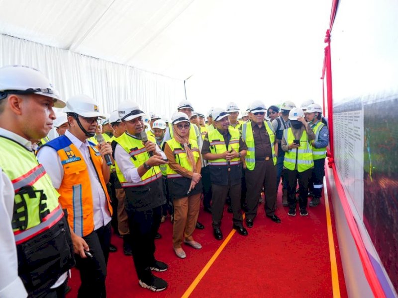 Gubernur Sulawesi Selatan Andi Sudirman Sulaiman meninjau progres proyek pembangunan Bendungan Jenelata di Kabupaten Gowa. 