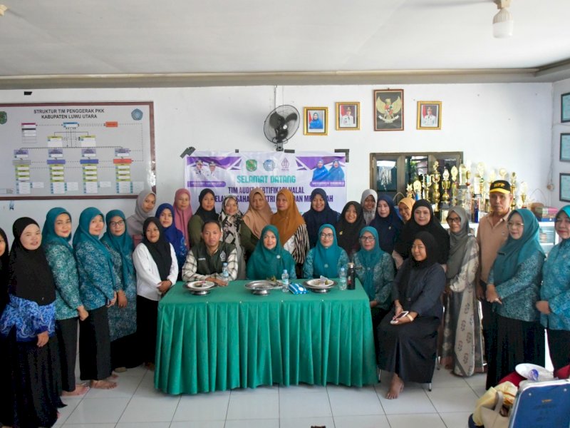 Ketua TP-PKK Kabupaten Luwu Utara Ny Misnawati saat membuka kegiatan sertifikasi halal bagi pelaku Industri Kecil dan Menengah (IKM). 
