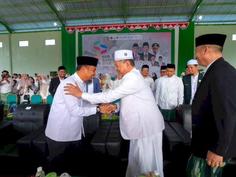 Gubernur Andi Sudirman Sulaiman menghadiri Hari Santri di Ponpes DDI Mangkoso. 