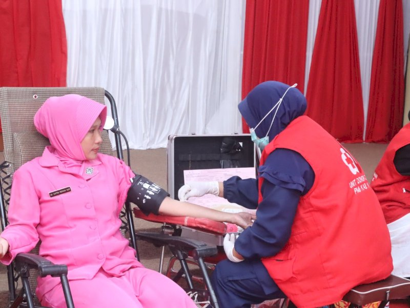 Kegiatan donor darah di Polres Wajo. 
