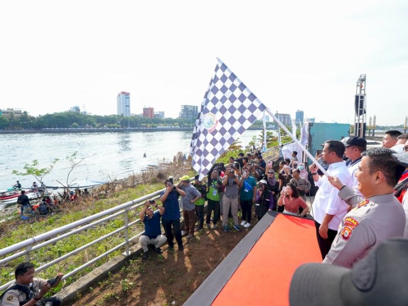 Gubernur Sulawesi Selatan Andi Sudirman Sulaiman secara resmi membuka ajang Katinting Race 2025