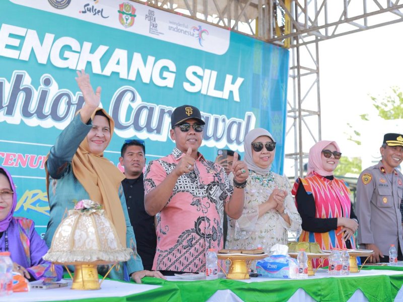 Bupati Wajo Andi Rosman menyaksikan Sengkang Silk Fashion Karnaval sebagai rangkaian Festival Danau Tempe (FDT) 2025
