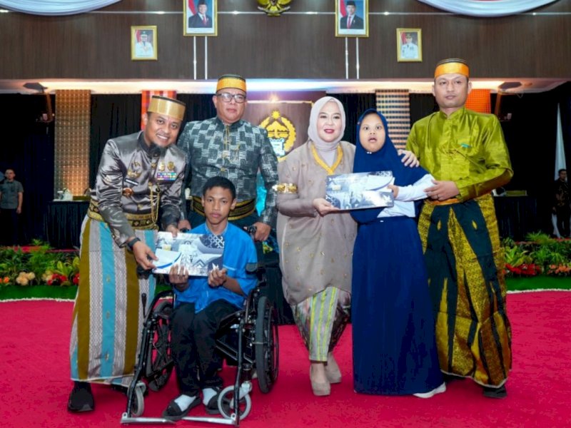 Gubernur Sulsel Andi Sudirman Sulaiman memberikan bantuan tabungan pendidikan bagi 902 siswa penyandang disabilitas.