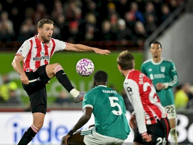 Pemain Brentford berusaha melewati adangan pemain MU. (int) 