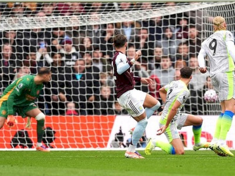 Aston Villa menjebol gawang Manc City. (int) 