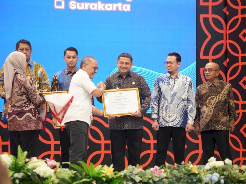 Wali Kota Makassar, Munafri Arifuddin menerima penghargaan pada kegiatan Apresiasi BRIDA optimal 2025 yang digelar Senin, 27 Oktober 2025, di Auditorium Sumitro Djojohadikusumo, Gedung B.J. Habibie, Thamrin, Jakarta.