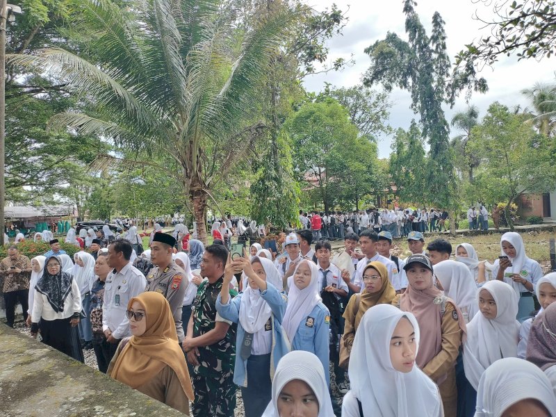 Pelajar memadati Kompleks Makam Datuk Pattimang. 