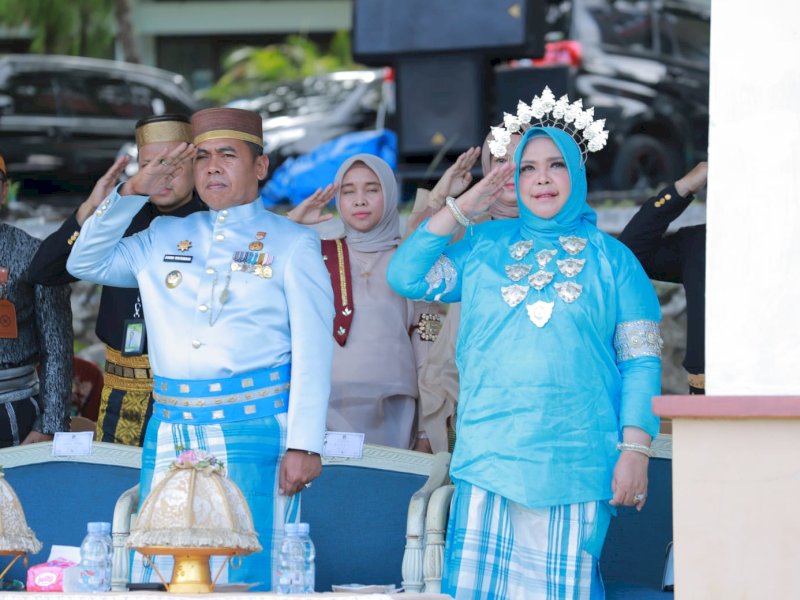 Bupati Wajo Andi Rosman mengenakan pakaian adat bugis berwarna biru pada upacara Hari Sumpah Pemuda. 