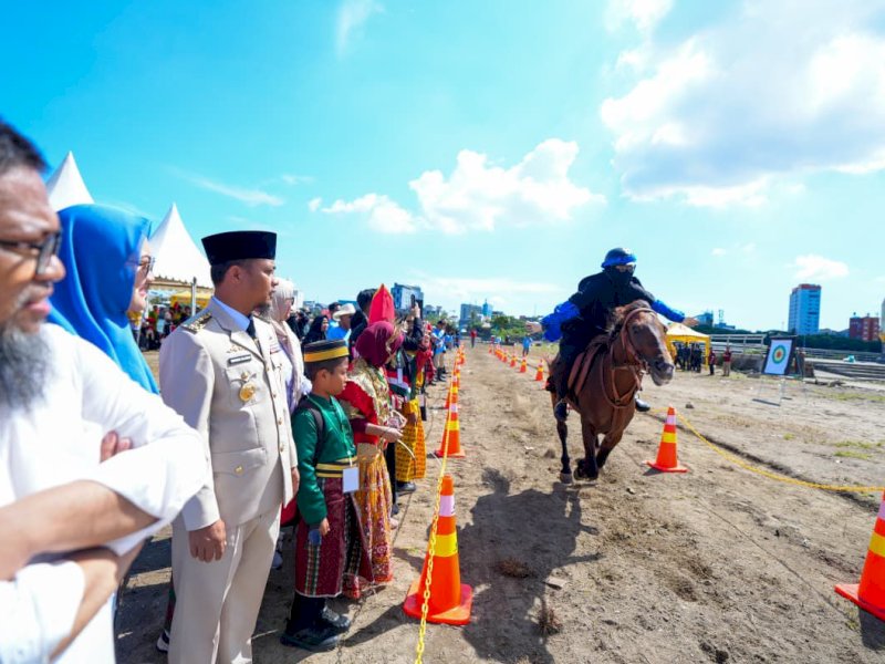 Gubernur Sulsel Andi Sudirman Sulaiman membuka kegiatan lomba Berkuda dan Memanah Piala Gubernur 2025.