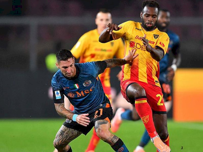 Pemain Napoli dan Lecce berjibaku berebut bola. (int) 