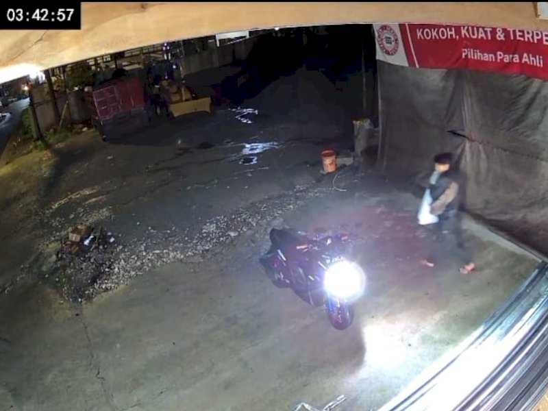 Pelaku pencurian terekam CCTV saat beraksi di Sopai, Toraja Utara. 
